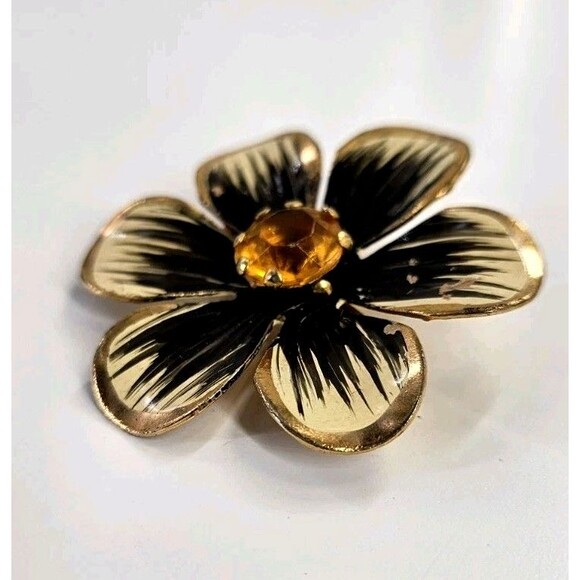 Vintage Gold tone Daisy Brooch With Amber Rhinestone Center Black Accent Pin - Picture 9 of 10